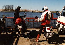 Skrobi und Ole auf Faehre