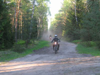 Die Anfahrt erfolgt schon durch den Wald