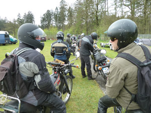 Am Start der 20. Mai-O-Fahrt XT500