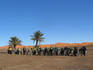 XT500 Gruppe vor dem Erg Chebbi