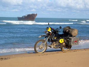 XT500 vor dem Wrack