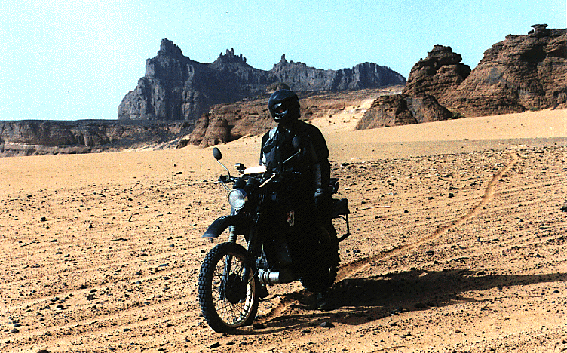 Tom mit seiner XT im Accacus-Gebirge