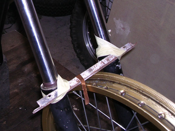 Vorderrad in der Gabel zentrieren