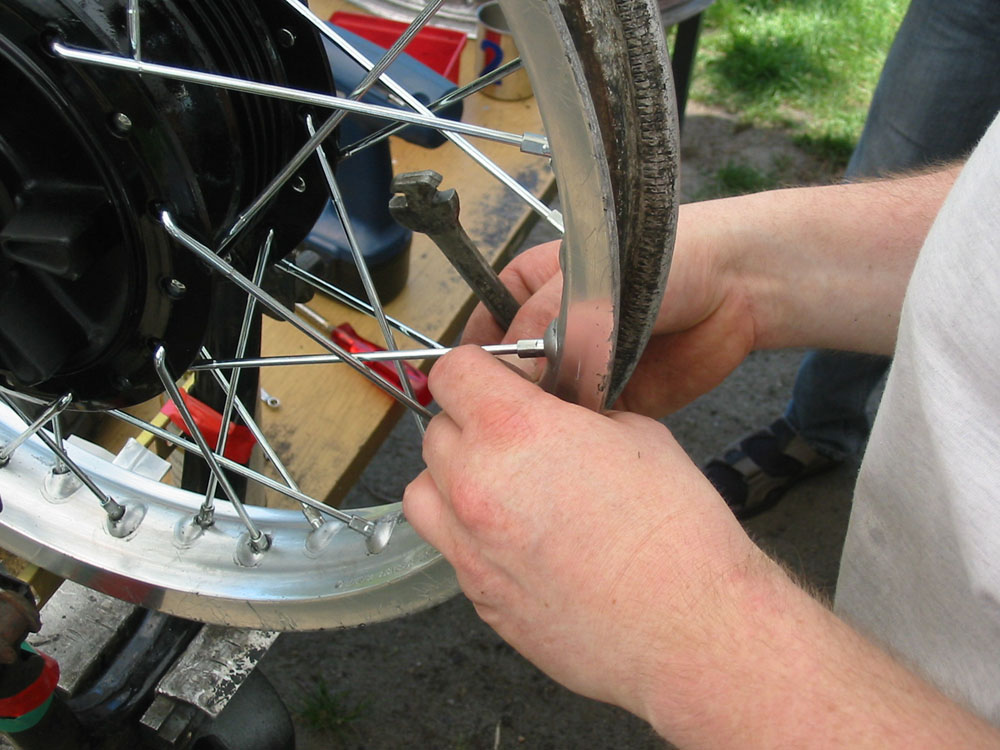 Motorrad Felgen Einspeichen Kosten