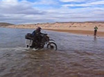 XTs fahren durch Fluss in Marokko